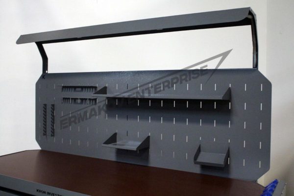 Металлический перфорированный экран с навесными полками Металлический перфорированный экран с навесными полками