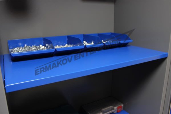 Крепкая полка из металла установленная в шкафу KronVuz Box Крепкая полка из металла установленная в шкафу KronVuz Box