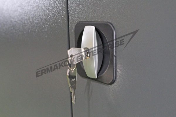 Ручка с поворотным механизмом закрывания шкафа на ключ Ручка с поворотным механизмом закрывания шкафа на ключ